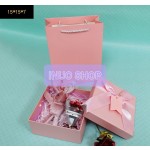 Caja con bolsa para regalo con lazo rosa